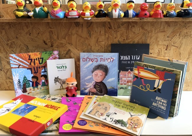לא על האפיקומן לבדו – ספרים חדשים ומתנות מחדר הילדים